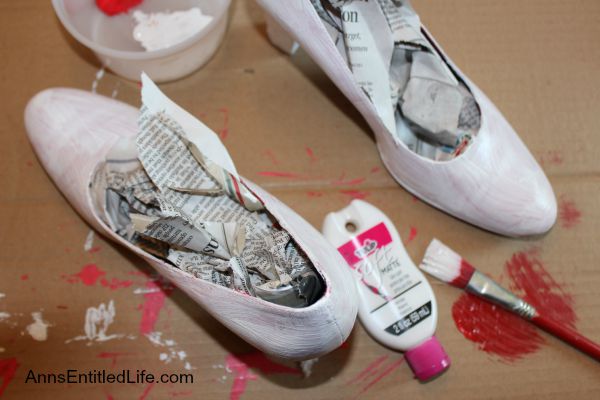  Cómo Hacer Fácilmente Tus Propias Hermosas Zapatillas de Rubí con Brillo; ¿Alguna vez has querido tener Zapatillas de Rubí Dorthy de the Wizard of Oz? Bueno, ahora puedes hacer tus propias zapatillas de rubí empleando estas sencillas instrucciones paso a paso. Usando estas sencillas instrucciones prácticas, puede hacer sus propias zapatillas baratas y hermosas de color rojo rubí con brillo y pintura para usar o decorar. También incluido, ¡cómo hacer tus propias zapatillas de deporte con purpurina! ¡Te encantarán!