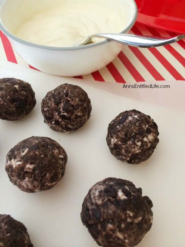 Snowman Cookie Balls Recipe.These adorable snowman cookie balls are a fun, easy to make cookie that your kids will love!