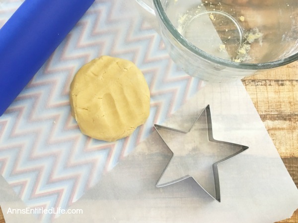 Homemade Star Cookies Recipe. A fun and festive star cookie treat, perfect for summer picnics, Independence Day celebrations and more! This delicious vanilla dough and accompanying vanilla frosting recipe will have your friends and family gobbling up these tasty Homemade Star Cookies!