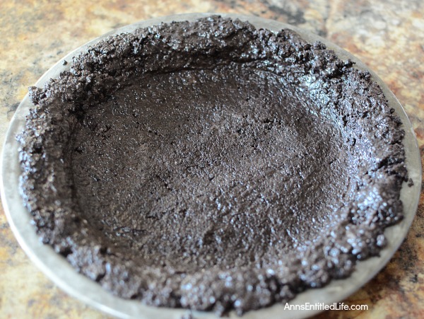 Easy, No Bake, Mud Pie Recipe. Dessert recipes do not get any easier than this tasty Mud Pie recipe! Ice cream, Oreos and chocolate sauce combine for a delicious, sweet treat your whole family will love.