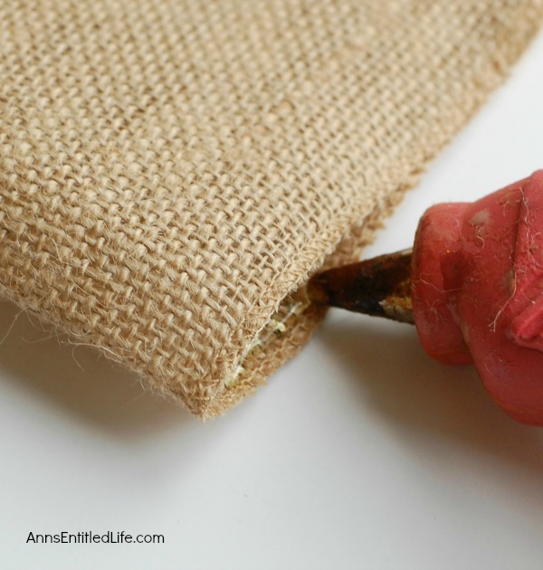 DIY Easy No Sew Throw Pillow. Make this easy, no sew throw pillow for a quick decor update. This step by step tutorial will teach you how to make this no sew ruffle burlap pillow in a short time. Simple to make, this ruffled burlap pillow is adorable for bed decor, family room decor or even casual living room decor!