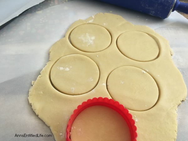Mummy Cookies Recipe. These adorable Mummy Cookies are a spooktacular Halloween treat! Great for Halloween parties, lunch boxes, dessert or an afternoon treat, your entire family will enjoy these tasty cookies!
