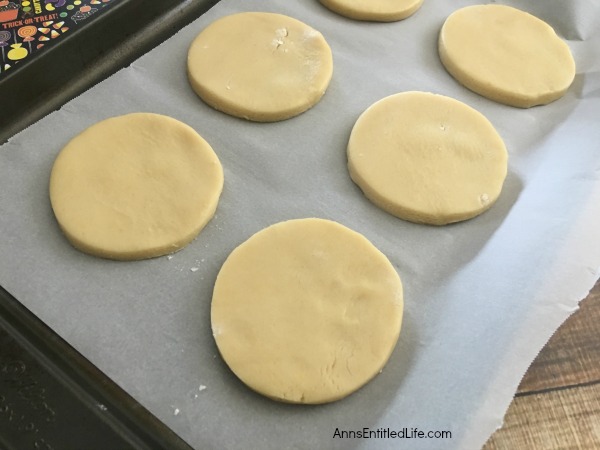 Mummy Cookies Recipe. These adorable Mummy Cookies are a spooktacular Halloween treat! Great for Halloween parties, lunch boxes, dessert or an afternoon treat, your entire family will enjoy these tasty cookies!