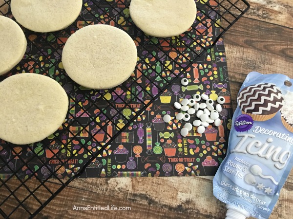 Mummy Cookies Recipe. These adorable Mummy Cookies are a spooktacular Halloween treat! Great for Halloween parties, lunch boxes, dessert or an afternoon treat, your entire family will enjoy these tasty cookies!