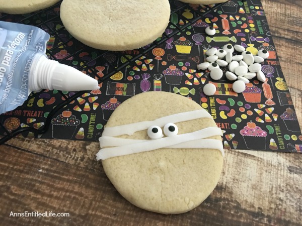Mummy Cookies Recipe. These adorable Mummy Cookies are a spooktacular Halloween treat! Great for Halloween parties, lunch boxes, dessert or an afternoon treat, your entire family will enjoy these tasty cookies!