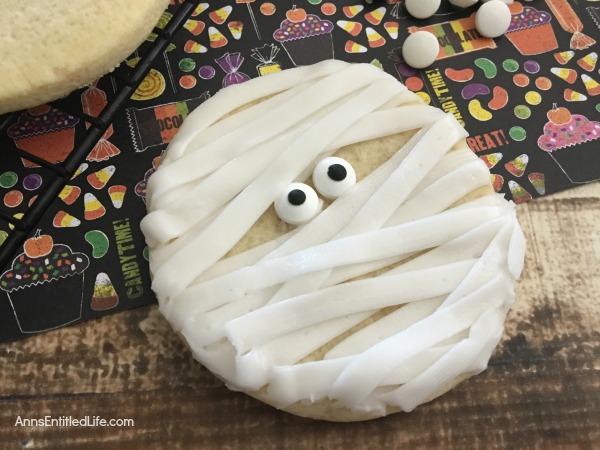 Mummy Cookies Recipe. These adorable Mummy Cookies are a spooktacular Halloween treat! Great for Halloween parties, lunch boxes, dessert or an afternoon treat, your entire family will enjoy these tasty cookies!