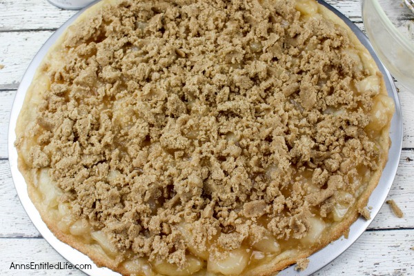 Apple Pie Pizza Recipe. If you love the great taste of apple pie, you will love this easy to make apple pie pizza recipe. This simple to make dessert pie has an amazing and enticing aroma and truly tastes delicious. Your whole family will enjoy the great taste of this apple pie pizza.