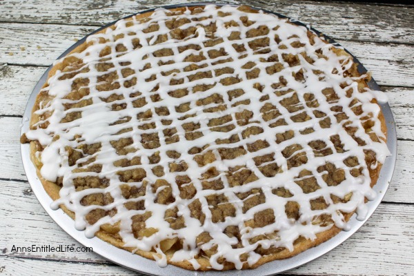 Apple Pie Pizza Recipe. If you love the great taste of apple pie, you will love this easy to make apple pie pizza recipe. This simple to make dessert pie has an amazing and enticing aroma and truly tastes delicious. Your whole family will enjoy the great taste of this apple pie pizza.
