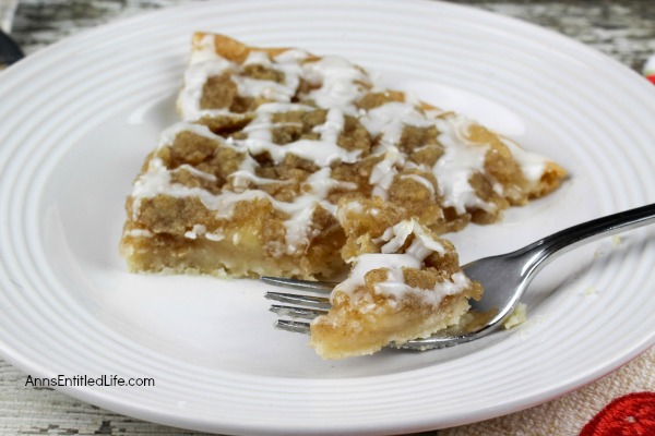 Apple Pie Pizza Recipe. If you love the great taste of apple pie, you will love this easy to make apple pie pizza recipe. This simple to make dessert pie has an amazing and enticing aroma and truly tastes delicious. Your whole family will enjoy the great taste of this apple pie pizza.