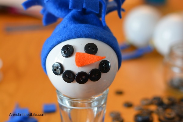 Snowman Garland Craft. Make this easy snowman garland craft; a fun seasonal decoration! Decorate your fireplace, your wall or a window with this Snowman Garland this winter. Very versatile, you can make this garland any color, and any length, to fit that perfect spot in your house!