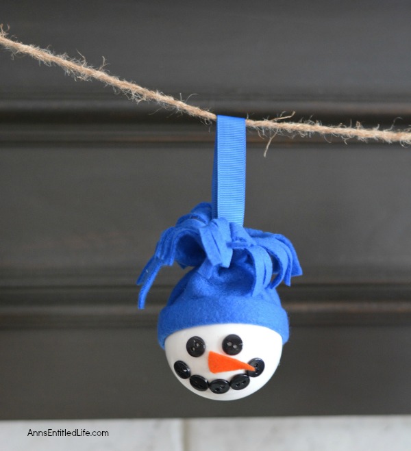 Snowman Garland Craft. Make this easy snowman garland craft; a fun seasonal decoration! Decorate your fireplace, your wall or a window with this Snowman Garland this winter. Very versatile, you can make this garland any color, and any length, to fit that perfect spot in your house!