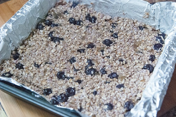 Wholesome Blueberry Banana Oat Bars Recipe. Try this easy to make Wholesome Blueberry Banana Oat Bars Recipe today! It makes for a great snack, on the go breakfast, or a delicious addition to a lunchbox meal.