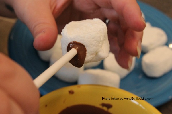 Easy S'mores Pops Recipe. You do not need a campfire to get the great taste of S'mores. Easy to make these delicious S'mores pops are made right in your kitchen in about 10 minutes. Great for parties and snacks, these fabulous S'mores Pops are a delightful treat the whole family will love!