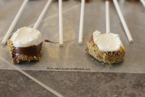 Easy S'mores Pops Recipe. You do not need a campfire to get the great taste of S'mores. Easy to make these delicious S'mores pops are made right in your kitchen in about 10 minutes. Great for parties and snacks, these fabulous S'mores Pops are a delightful treat the whole family will love!