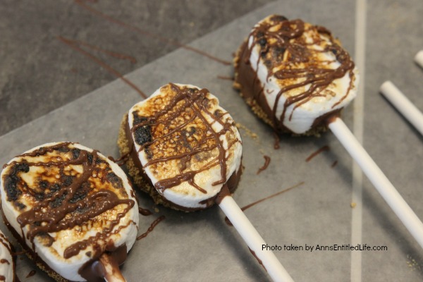 Easy S'mores Pops Recipe. You do not need a campfire to get the great taste of S'mores. Easy to make these delicious S'mores pops are made right in your kitchen in about 10 minutes. Great for parties and snacks, these fabulous S'mores Pops are a delightful treat the whole family will love!