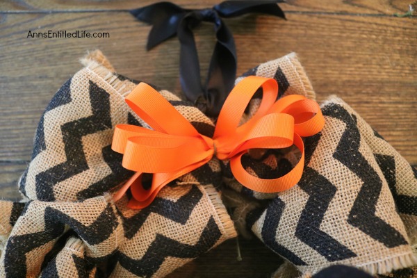 Halloween Burlap Wreath DIY. An easy to make Halloween wreath perfect to display over your fireplace, or on your front door.