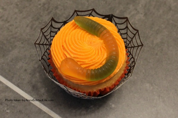 How to Make a Halloween Cupcake Tree. This simple step by step tutorial will help you put together this wonderful Halloween sweet display. Highly customizable to match your Halloween theme, this cupcake tree will be a big hit at your Halloween party!