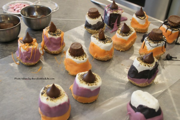 Easy Halloween S'mores Recipe. You do not need a campfire to get the great taste of S'mores. Make these delicious Halloween S'mores in your kitchen in about 10 minutes. Great for parties and snacks, these cute little Halloween s'mores are a simple sweet treat adults and children will love!