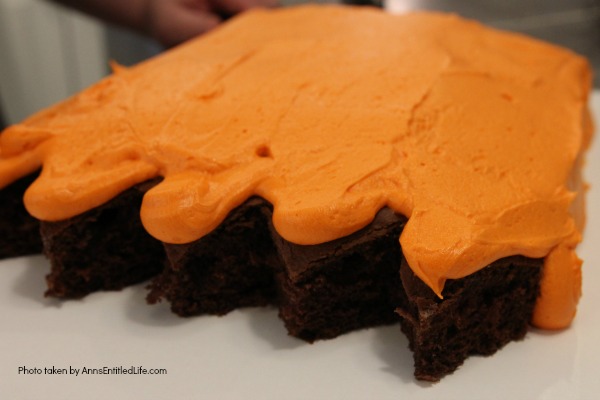 How to Make a Halloween Bag Cake. This easy to follow step-by-step tutorial will show you exactly how to make this Halloween Bag Cake. A sure hit at your next home, school or special event Halloween party, this bag cake comes together quickly! Everyone will love this fun Halloween treat.