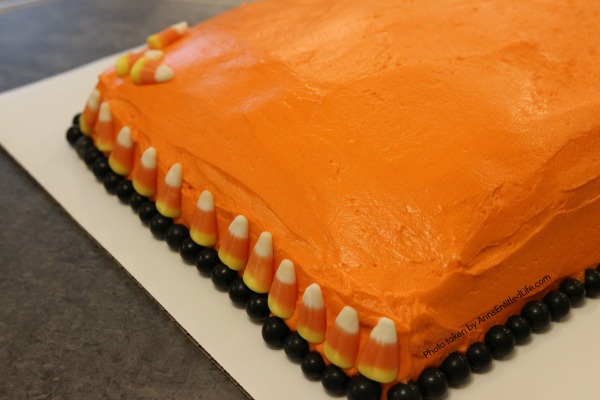 How to Make a Halloween Bag Cake. This easy to follow step-by-step tutorial will show you exactly how to make this Halloween Bag Cake. A sure hit at your next home, school or special event Halloween party, this bag cake comes together quickly! Everyone will love this fun Halloween treat.