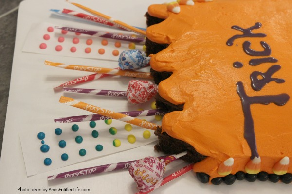 How to Make a Halloween Bag Cake. This easy to follow step-by-step tutorial will show you exactly how to make this Halloween Bag Cake. A sure hit at your next home, school or special event Halloween party, this bag cake comes together quickly! Everyone will love this fun Halloween treat.