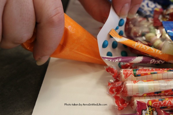 How to Make a Halloween Bag Cake. This easy to follow step-by-step tutorial will show you exactly how to make this Halloween Bag Cake. A sure hit at your next home, school or special event Halloween party, this bag cake comes together quickly! Everyone will love this fun Halloween treat.