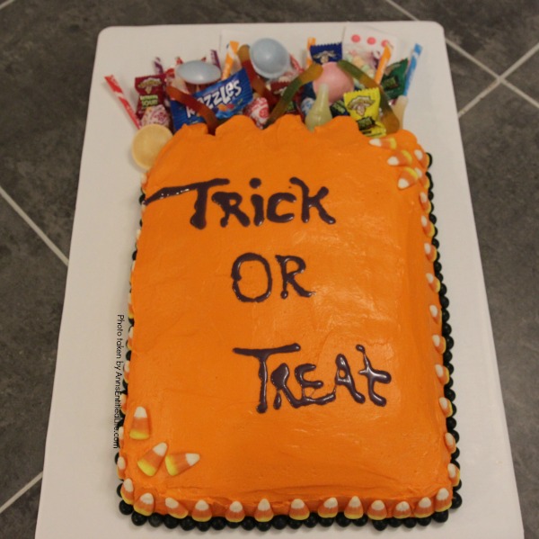 How to Make a Halloween Bag Cake. This easy to follow step-by-step tutorial will show you exactly how to make this Halloween Bag Cake. A sure hit at your next home, school or special event Halloween party, this bag cake comes together quickly! Everyone will love this fun Halloween treat.