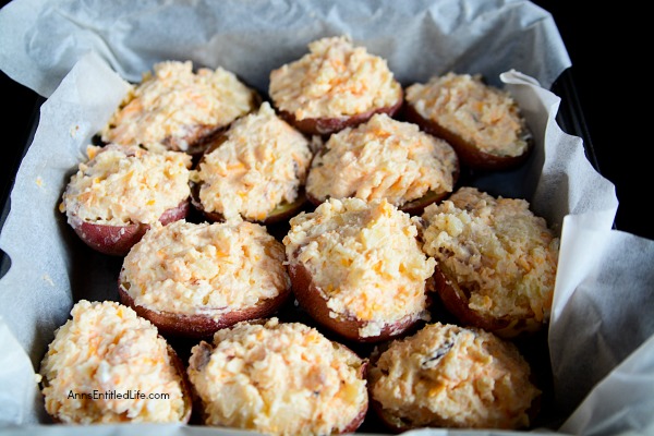 Cheesy Bacon Twice Baked Potato Bites Recipe. A delicious homemade appetizer your friends and family are sure to love! These Cheesy Bacon Twice Baked Potato Bites can also be adapted to a side dish, perfect for a holiday or family dinner.