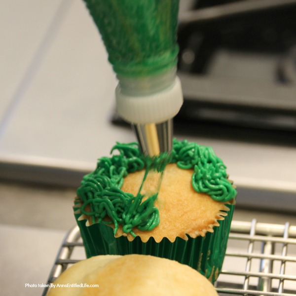 How to Make a Christmas Cupcake Tree. This simple step by step tutorial will help you put together this wonderful Christmas cupcake display. Great as a holiday party dessert display, for a centerpiece at the children's table, or for a Christmas buffet, this Christmas cupcake display is easy to put together and oh so cute!