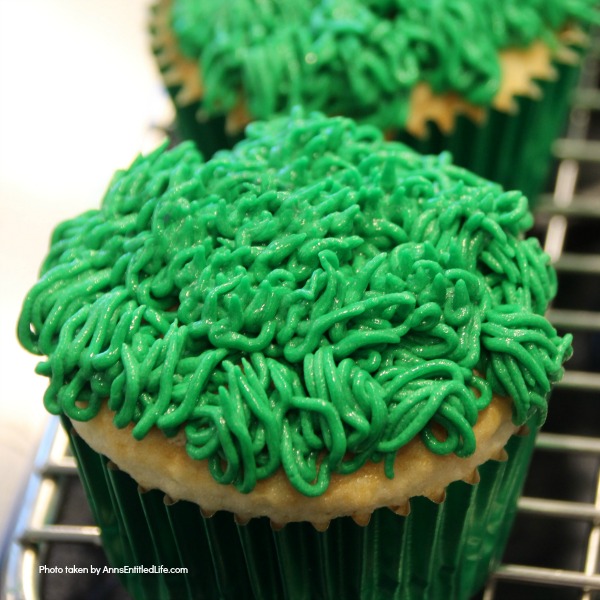 How to Make a Christmas Cupcake Tree. This simple step by step tutorial will help you put together this wonderful Christmas cupcake display. Great as a holiday party dessert display, for a centerpiece at the children's table, or for a Christmas buffet, this Christmas cupcake display is easy to put together and oh so cute!