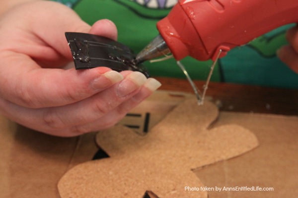 Easy Cork Magnets DIY Craft. This is an effortless, fun to make craft that will dress up your refrigerator this holiday season. Make one cork magnet or make a dozen! Older children will be able to help you fabricate this Easy Cork Magnets DIY Craft.