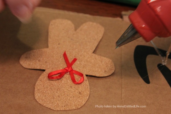 Easy Cork Magnets DIY Craft. This is an effortless, fun to make craft that will dress up your refrigerator this holiday season. Make one cork magnet or make a dozen! Older children will be able to help you fabricate this Easy Cork Magnets DIY Craft.