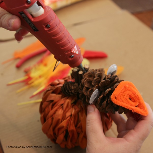 Easy Thanksgiving Turkey DIY Craft. This is a simple to make 15 minute craft for Thanksgiving. Adults and older children will love this adorable little turkey, perfect for tabletop or mantel decor. If you are looking for a simple Thanksgiving craft idea, this easy Thanksgiving turkey DIY craft is it!