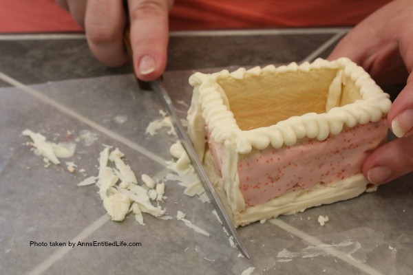 How to Make a Toaster Pastry Christmas Train. This eatable Christmas Train made with toaster pastries is a fun alternative to a gingerbread house. Use it as your table decor, and then eat it for dessert. Follow these step-by-step tutorial instructions to learn how to assemble this adorable Christmas train.