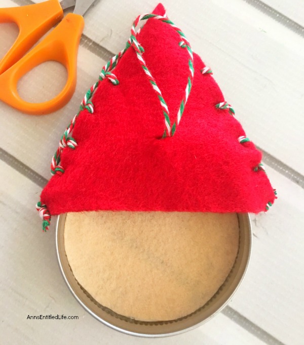 Santa Claus Mason Jar Lid Ornament DIY. Give your Christmas tree a personal touch and make your own ornaments this holiday season. Follow these step-by-step tutorial instructions to make this adorable Santa Claus Mason Jar Lid Ornament!