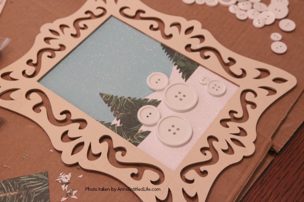 Framed Button Snowman Craft. These easy to make little button snowmen are adorable winter crafts that can be made in no time flat! These are great little winter frame decor. You can place them on an easel or hang them on a wall for display.