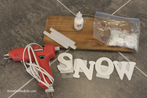 Easy DIY Snow Pallet. You can make this simple Snow pallet in about 15 minutes! A very easy winter craft that looks adorable on a tabletop easel or wall. Produce your own snow this winter!