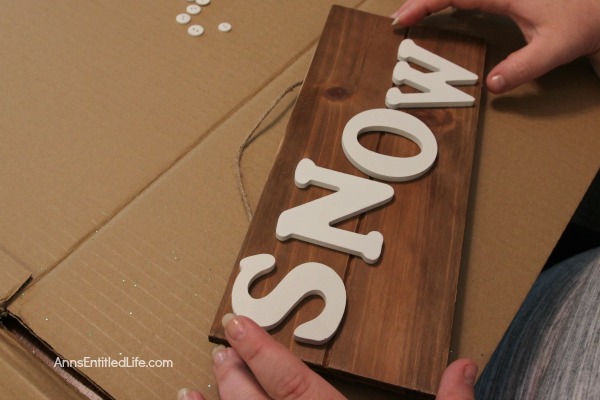 Easy DIY Snow Pallet. You can make this simple Snow pallet in about 15 minutes! A very easy winter craft that looks adorable on a tabletop easel or wall. Produce your own snow this winter!