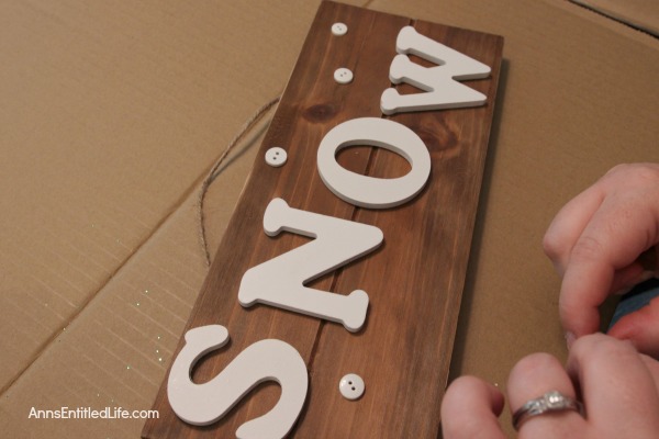 Easy DIY Snow Pallet. You can make this simple Snow pallet in about 15 minutes! A very easy winter craft that looks adorable on a tabletop easel or wall. Produce your own snow this winter!