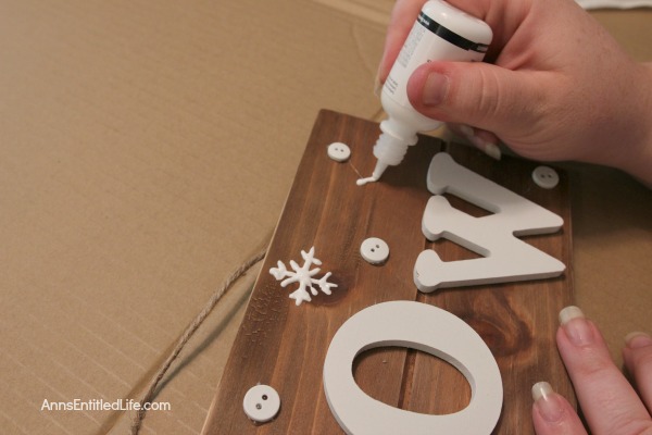 Easy DIY Snow Pallet. You can make this simple Snow pallet in about 15 minutes! A very easy winter craft that looks adorable on a tabletop easel or wall. Produce your own snow this winter!