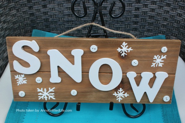 Easy DIY Snow Pallet. You can make this simple Snow pallet in about 15 minutes! A very easy winter craft that looks adorable on a tabletop easel or wall. Produce your own snow this winter!