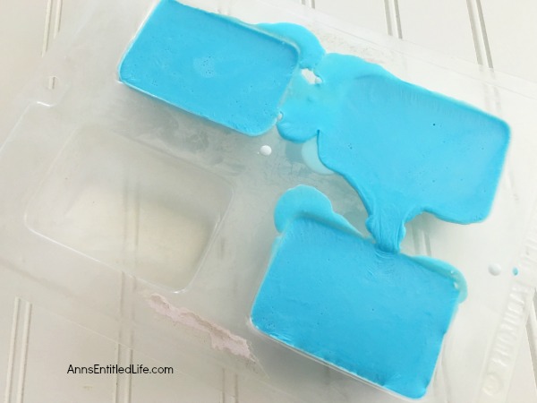 Ombre Soap DIY Tutorial. Make your own fun soaps with this easy to follow ombre soap tutorial. Learn how to gradually blend the soap colorant to make this delightful, whimsical ombre soap. Making your own soap is fast, fun and easy. Great for gifts or your own home décor! 