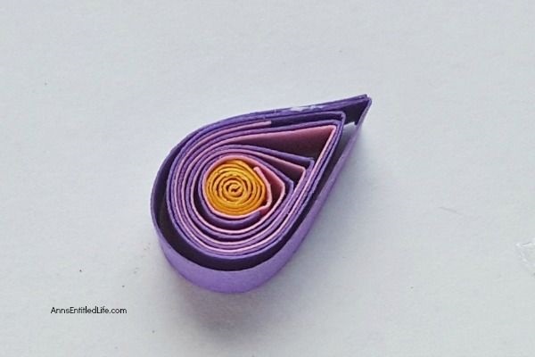 How to Make a Flower Quilling Pendant Necklace. Use these easy step by step instructions to make a beautiful flower pendant with quilling paper strips. This lovely pendant can be customized to any color to personalize your flower quilling pendant necklace to your exact taste. If you are interested in making quilling jewelry, start here!