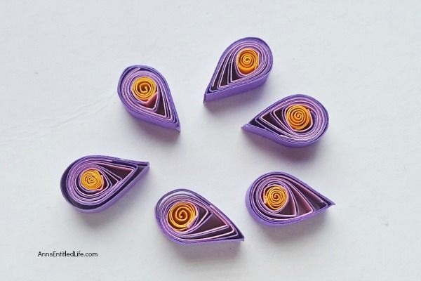 How to Make a Flower Quilling Pendant Necklace. Use these easy step by step instructions to make a beautiful flower pendant with quilling paper strips. This lovely pendant can be customized to any color to personalize your flower quilling pendant necklace to your exact taste. If you are interested in making quilling jewelry, start here!