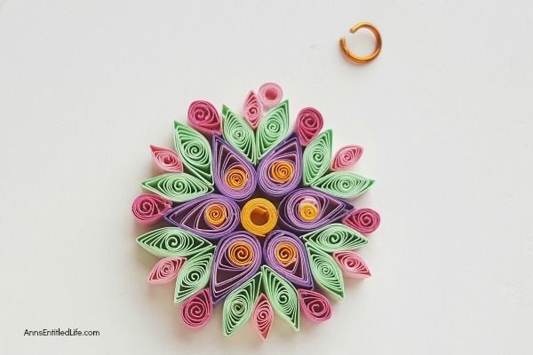 How to Make a Flower Quilling Pendant Necklace. Use these easy step by step instructions to make a beautiful flower pendant with quilling paper strips. This lovely pendant can be customized to any color to personalize your flower quilling pendant necklace to your exact taste. If you are interested in making quilling jewelry, start here!