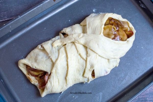 Apple Cinnamon Croissant Cake Recipe. The scent of crisp apples and cinnamon will fill your home while this tasty treat bakes in your oven. Your taste buds will be watering, and oh that first bite! This is simply an outstanding fall dessert recipe. This apple cinnamon croissant cake recipe is so easy to make. Believe me, your entire family will enjoy this fabulous pastry.