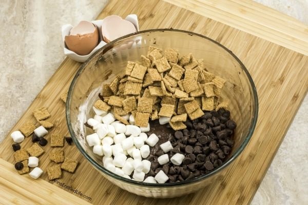 Golden Grahams S'mores Brownies Recipe. You do not need a campfire to get the great taste of S'mores. This updated twist on traditional s'mores is made with delicious, sweet golden grahams cereal. Great for parties and snacks, this easy to make golden grahams s'mores brownies recipe will quickly become a family favorite.