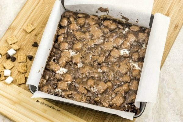 Golden Grahams S'mores Brownies Recipe. You do not need a campfire to get the great taste of S'mores. This updated twist on traditional s'mores is made with delicious, sweet golden grahams cereal. Great for parties and snacks, this easy to make golden grahams s'mores brownies recipe will quickly become a family favorite.