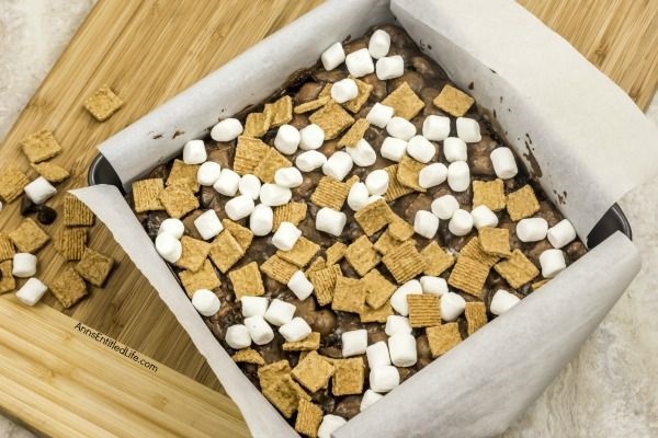 Golden Grahams S'mores Brownies Recipe. You do not need a campfire to get the great taste of S'mores. This updated twist on traditional s'mores is made with delicious, sweet golden grahams cereal. Great for parties and snacks, this easy to make golden grahams s'mores brownies recipe will quickly become a family favorite.