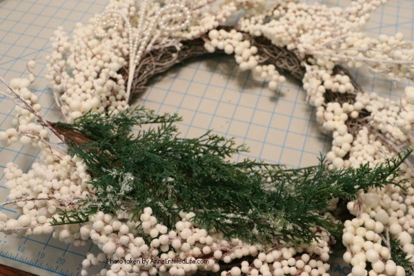 Golden Swan Wreath DIY. This stunning wreath takes only 15 minutes to make! Perfect for so many holidays, party functions (think bridal or shower), or as a year round wreath with a bit of bling, this unusual swan wreath is lovely wall décor or door décor!